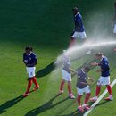 Los jugadores de Francia se refrescan durante la pausa de hidratación del partido contra Suecia en los 16vos de final del Mundial, el martes 30 de junio de 2026, en East Rutherford, Nueva Jersey. (AP Foto/Petr David Josek)