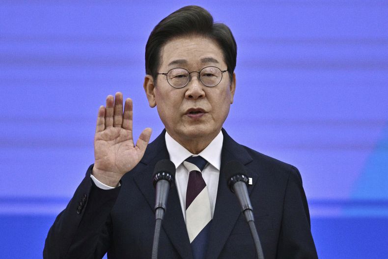 ARCHIVO - El presidente de Corea del Sur, Lee Jae-myung, jura el cargo durante su ceremonia de investidura en la Asamblea Nacional en Seúl, el 4 de junio de 2025. (Anthony Wallace/Pool Foto via AP, Archivo)