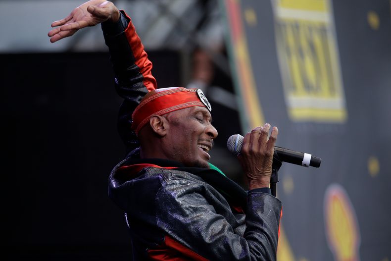 ARCHIVO - Jimmy Cliff se presenta en el New Orleans Jazz and Heritage Festival en Nueva Orleans, el viernes 3 de mayo de 2013. (Foto AP/Gerald Herbert, archivo)