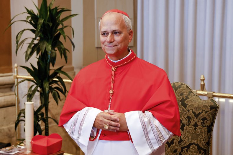 ARCHIVO – El nuevo cardenal Robert Francis Prevost, prefecto del Dicasterio para los Obispos, posa para un retrato al final del consistorio en el que el papa Francisco elevó a 21 nuevos cardenales en la Plaza de San Pedro, en el Vaticano, el 30 de septiembre de 2023. (AP Foto/Riccardo De Luca, Archivo)