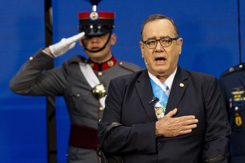 ARCHIVO - El presidente de Guatemala, Alejandro Giammattei, canta el himno nacional antes de dar su tercer discurso anual a la nación en el Palacio Nacional de la Ciudad de Guatemala, el 14 de enero de 2023. Giammattei emitió un comunicado el lunes 10 de julio diciendo que respetará el período de cuatro años para el que fue electo, que finaliza el 14 de enero de 2024. (AP Foto/Moisés Castillo, Archivo)