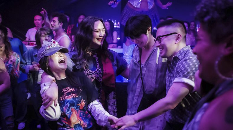 En esta imagen proporcionada por el Instituto Sundance, de izquierda a derecha, Kelly Marie Tran, Lily Gladstone, Han Gi-Chan y Bowen Yang en The Wedding Banquet, de Andrew Ahn, una selección oficial del Festival de Cine de Sundance 2025. (Luka Cyprian/Sundance Institute via AP)