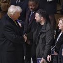 El presidente electo de EEUU, Donald Trump, y el presidente ucraniano Volodymyr Zelenskyy se saludan en la reapertura de la catedral de Notre Dame, en París, Francia, tras su remodelación luego de un incendio en 2019, el sábado 7 de diciembre de 2024. (Foto, Ludovic Marin, Pool vía AP)