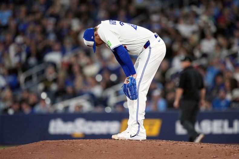 El lanzador de los Azulejos de Toronto, Jeff Hoffman (23), reacciona tras un jonrón solitario de los Atléticos durante la novena entrada de un partido de béisbol en Toronto, el viernes 27 de marzo de 2026. (Nathan Denette/The Canadian Press vía AP)