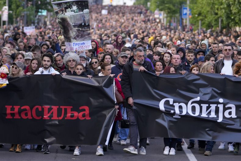 Gente manifestándose contra la violencia en Belgrado, Serbia, el viernes 12 de mayo de 2023. Docenas de escuelas serbias recibieron amenazas de bomba el miércoles 17 de mayo de 2023, según indicó el Ministerio de Educación, en medio de preocupaciones de seguridad tras dos tiroteos masivos este mes, uno de ellos en una escuela primaria. (AP Foto/Darko Vojinovic)