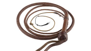 ARCHIVO - Esta imagen muestra un látigo empleado por Harrison Ford en Indiana Jones and the Last Crusade (Indiana Jones y la última cruzada). (Heritage Auctions vía AP, archivo)