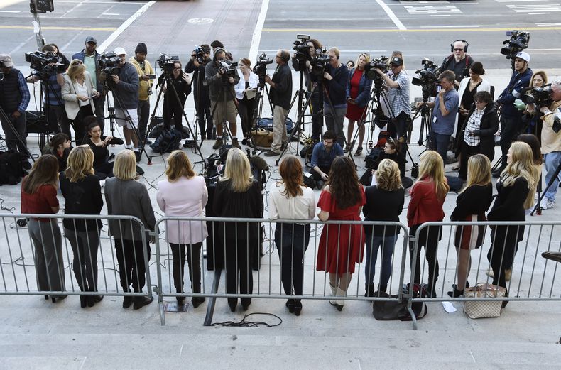 ARCHIVO - Un grupo de mujeres que han denunciado una presunta conducta sexual inapropiada del productor de Hollywood Harvey Weinstein y que se refieren a sí mismas como las Silence Breakers (Mujeres contra el silencio), se enfrentan a los medios durante una conferencia de prensa en el Ayuntamiento de Los Ángeles, el martes 25 de febrero de 2020, en Los Ángeles. El jueves 25 de abril de 2024, el máximo tribunal de Nueva York anuló la condena por violación de Harvey Weinstein en 2020 y ordenó un nuevo juicio. (Foto AP/Chris Pizzello, archivo)