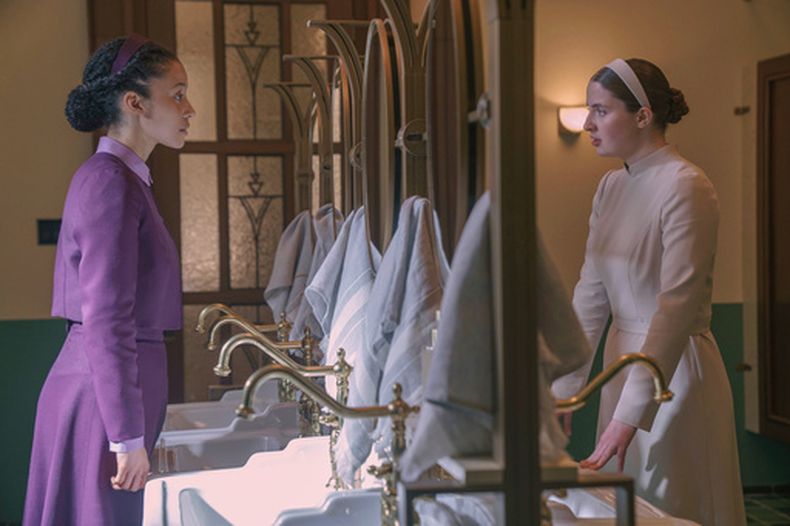 Esta imagen publicada por Disney muestra a Chase Infiniti, a la izquierda, y a Lucy Halliday en una escena de The Testaments. (Steve Wilkie/Disney vía AP)