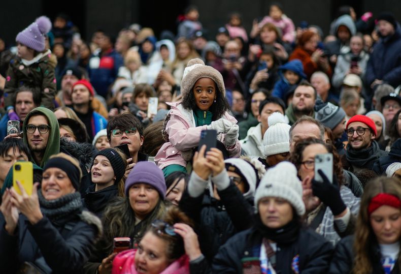 Espectadores en la Sexta Avenida durante el Desfile del Día de Acción de Gracias de Macys, el jueves 27 de noviembre de 2025, en Nueva York.(Foto AP/Eduardo Munoz Alvarez)