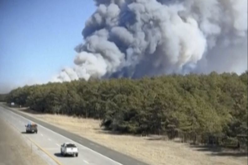 Foto tomada de video entregado por Andrew Tallon que muestra los incendios en Long Island en el estado de Nueva York el 8 de marzo del 2025. (Andrew Tallon via AP)