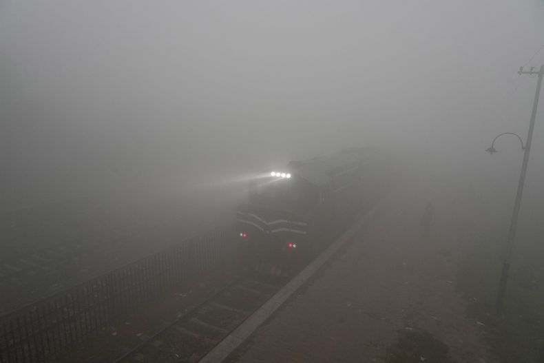 Un tren de cercanías circula con los faros encendidos mientras la niebla tóxica envuelve la zona de Lahore, Pakistán, lunes 11 de noviembre de 2024. (AP Foto/K.M. Chaudary)