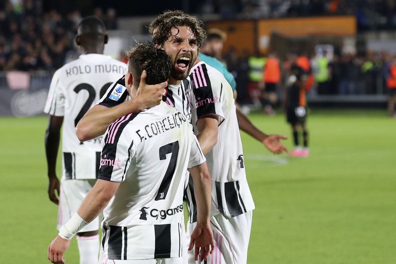 Manuel Locatelli de la Juventus celebra su gol en el encuentro de la Serie A ante el Venezia el domingo 25 de mayo del 2025. (Paola Garbuio/LaPresse via AP)