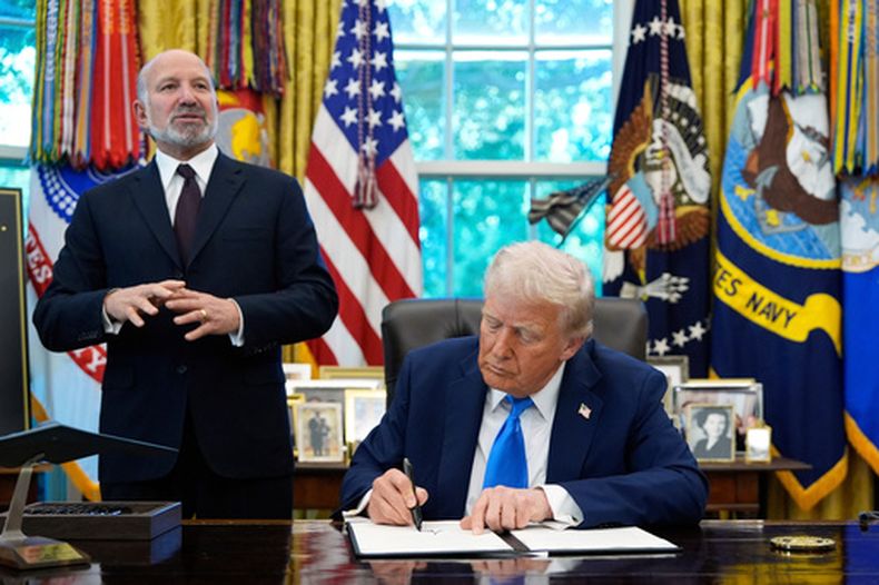 ARCHIVO – El secretario de Comercio de Estados Unidos, Howard Lutnick, habla mientras el presidente Donald Trump firma la orden ejecutiva de la Tarjeta Dorada en el Despacho Oval de la Casa Blanca, el 19 de septiembre de 2025, en Washington. (AP Foto/Alex Brandon, Archivo)