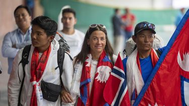 La escaladora noruega Kristin Harila (centro) y su sherpa Tenjen Sherpa (derecha), que el 3 de agosto establecieron un nuevo récord al subir las 14 cumbres más altas del mundo en 92 días, a su llegada al aeropuerto de Katmandú, Nepal, el 5 de agosto de 2023. (AP Foto/Niranjan Shreshta)