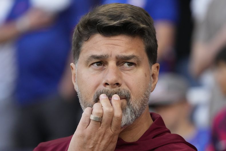 El argentino Mauricio Pochettino, técnico de la selección de Estados Unidos, observa el partido amistoso ante Suiza, el martes 10 de junio de 2025 (AP Foto/George Walker IV)