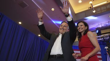 El candidato republicano al Senado por Pensilvania David McCormick, a la izquierda, saluda a la multitud mientras está en el escenario con su esposa, Dina Powell, durante una fiesta de seguimiento electoral, el miércoles 6 de noviembre de 2024, en Pittsburgh. (AP Foto/Gene J. Puskar)