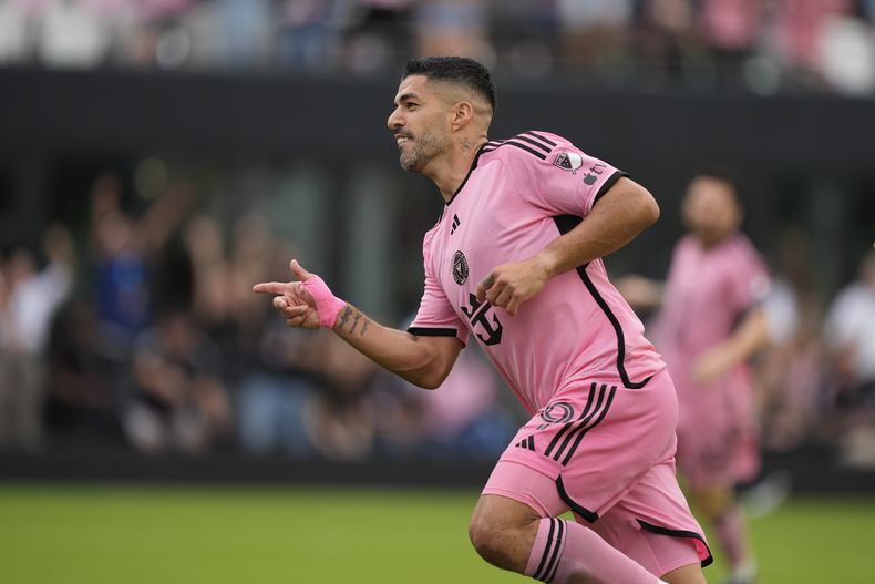 El delantero uruguayo Luis Suárez (9) festeja tras marcar un gol para el Inter Miami en el partido contra Orlando City en la MLS, el 2 de marzo de 2024, en Fort Lauderdale, Florida. (AP Foto/Rebecca Blackwell)