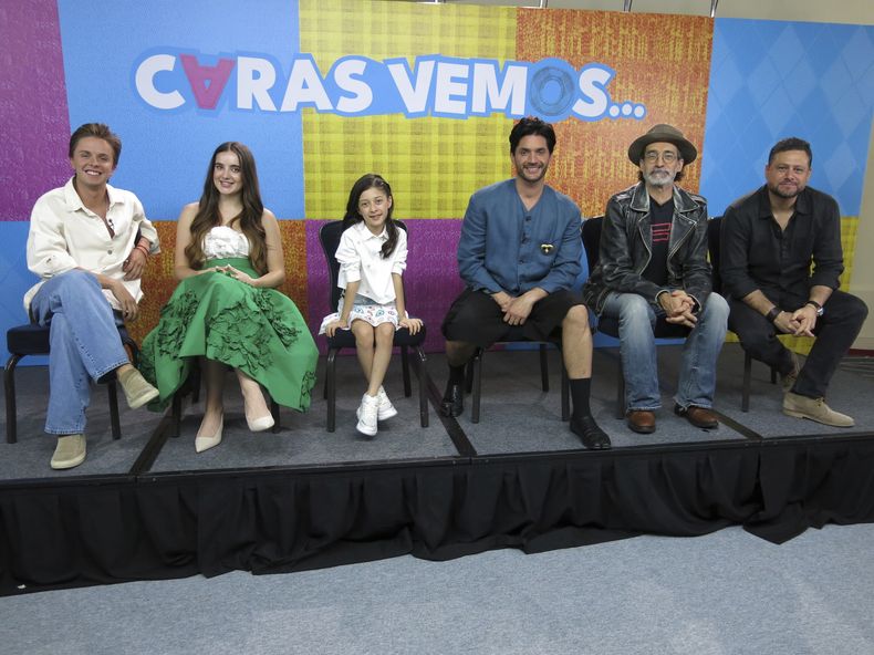 Los actores, de izquierda a derecha, Luis de la Rosa, María Ibarra Paleta, Paula Hernández, Daniel Elbittar y Bruno Bichir posan con el director Beto Gómez, a la derecha, durante una entrevista sobre la película Caras vemos en la Ciudad de México el 19 de agosto de 2024. (Foto AP/Berenice Bautista)