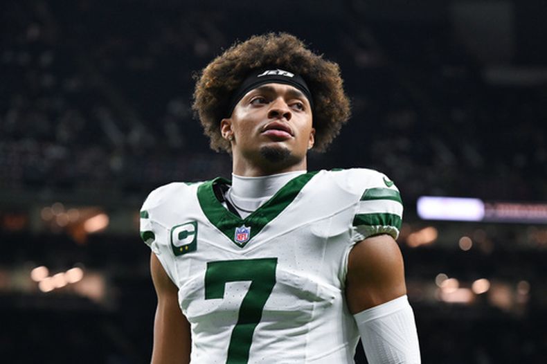 ARCHIVO - Foto del 21 de diciembre del 2025, el quarterback de los Jets de Nueva York Justin Fields calienta antes del encuentro ante los Saints de Nueva Orleans. (AP Foto/Ella Hall, Archivo)