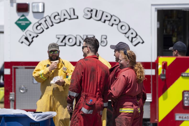 Bo,beros llegan a un centro de comando dentro de la zona evacuada en Tantallon, Nueva Escocia, Canadá, el miércoles 31 de mayo de 2023. (Darren Calabrese/The Canadian Press via AP)