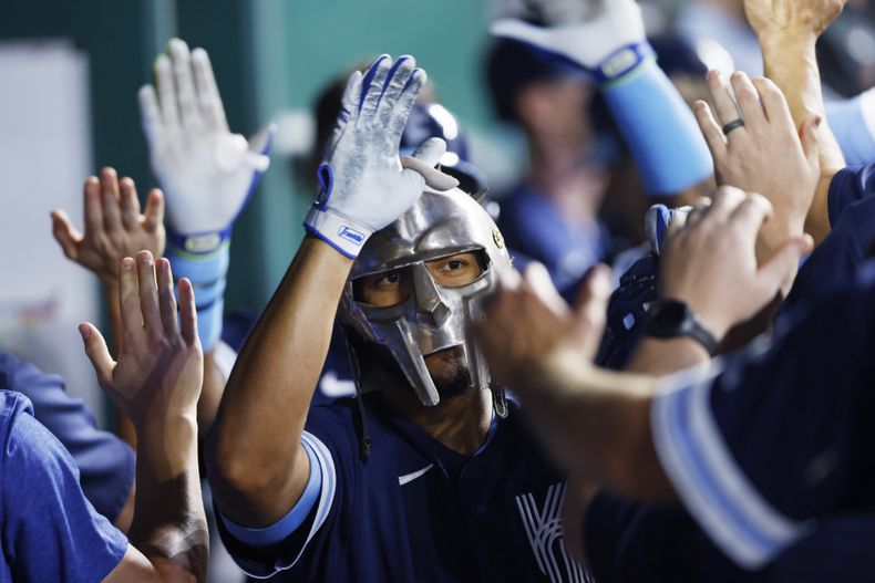 El venezolano Edward Olivares, de los Reales de Kansas City, festeja en la cueva luego de batear un jonrón ante los Yanquis de Nueva York, en el encuentro del viernes 29 de septiembre de 2023 (AP foto/Colin E. Braley)