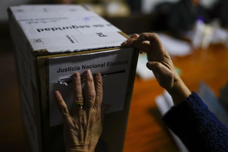 Una votante emite su voto para las elecciones primarias en Buenos Aires, Argentina, el domingo 13 de agosto de 2023. (Foto AP/Natacha Pisarenko)