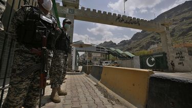 Soldados paquistaníes en el cruce fronterizo de Torkham en el distrito Khyber, Pakistán, el 3 de agosto del 2021. (AP foto/Anjum Naveed)