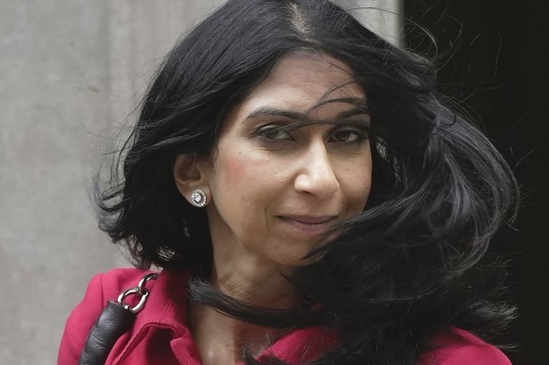 La ministra del Interior británica Suella Braverman en Londres el 22 de mayo de 2023. (Foto AP /Kin Cheung)