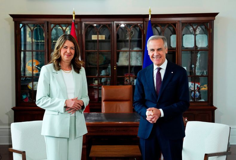 El primer ministro de Canadá, Mark Carney, se reúne con la premier de la provincia de Alberta, Danielle Smith, en su oficina, el viernes 8 de mayo de 2026, en Ottawa. (Sean Kilpatrick/The Canadian Press via AP, Archivo)