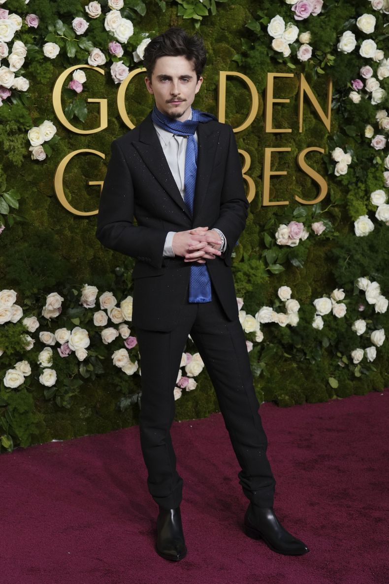 Timothee Chalamet llega a la 82ª edición de los Globos de Oro el domingo 5 de enero de 2025 en el Beverly Hilton de Beverly Hills, California. (Foto Jordan Strauss/Invision/AP)