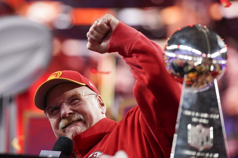 Andy Reid, head coach de los Chiefs de Kansas City, celebra después de conquistar el título del Super Bowl 58 en contra de los 49ers de San Francisco, el domingo 11 de febrero de 2024, en Las Vegas. Los Chiefs ganaron 25-22. (AP Foto/Brynn Anderson)
