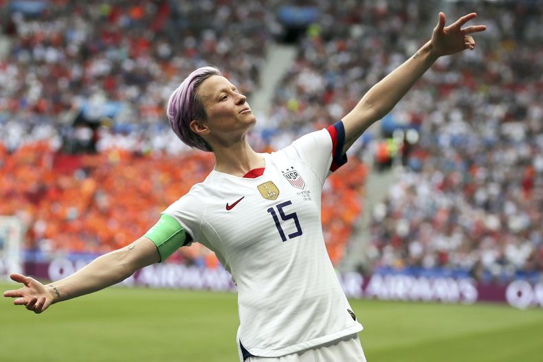 En esta imagen del 7 de julio de 2019, la estadounidense Megan Rapinoe celebra después de anotar el primer gol durante la final del Mundial femenino ante Holanda, en Lyon, Francia. (AP Foto/Francisco Seco, Archivo)