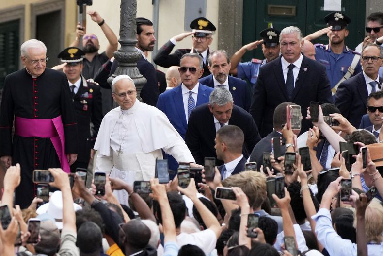 El papa León XIV saluda a los fieles a su llegada para celebrar una misa en la iglesia de San Tomás de Villanova en Castel Gandolfo, Italia, el domingo 13 de julio de 20254. (AP Foto/Gregorio Borgia)