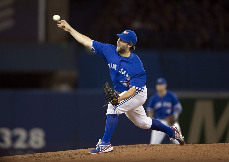 El pitcher de los Azulejos de Toronto, R.A. Dickey, lanza contra los Yanquis de Nueva York el s&aacute;bado,  5 de abril de 2014, en Toronto. (AP Photo/The Canadian Press, Peter Power)