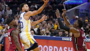 Curry aporta 33 puntos; Warriors doblegan a Heat
