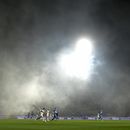 Gimnasia-Boca, suspendido entre violencia y gases