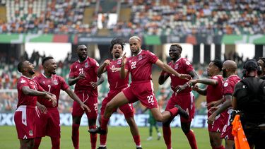 Emilio Nsue de la Guinea Ecuatoriana celebra con sus compañeros tras anotar el tercer gol de su equipo en el encuentro ante Guinea-Bisáu en el Grupo A de la Copa Africana de Naciones el jueves 18 de enero del 2024. (AP Foto/Sunday Alamba)