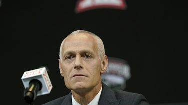 ARCHIVO- El comisionado de la Conferencia Big 12, Brett Yormark, escucha la conferencia de prensa en el primer día de la temporada colegial de la NCAA, en Arlington, Texas, el 13 de julio de 2022. El comisionado Yormark dice que la expansión sigue siendo el foco para su administración y extiende sus planes hacia México, con juegos de baloncesto y analiza la opción de un tazón colegial en Monterrey en 2026. (AP Foto/LM Otero, Archivo)
