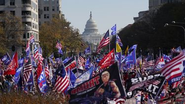 Miles marchan en apoyo a Trump, que pasea en caravana