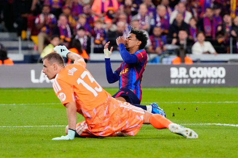 Lamine Yamal (derecha) del Barcelona tras desperdiciar una ocasión de gol ante el Real Madrid en el partido de la Liga de España, el domingo 25 de octubre de 2026, en Barcelona. (AP Foto/José Bretón)
