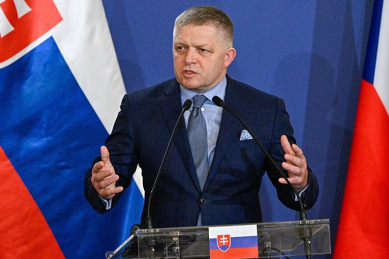 El primer ministro de Eslovaquia, Robert Fico, asiste a una conferencia de prensa conjunta con sus homólogos de Polonia, la República Checa y Hungría para concluir la cumbre de un día de los países del Grupo de Visegrado (V4) en el Castillo Real de Gödöllő, en el norte de Hungría, el martes 23 de junio de 2026. (Robert Hegedus/MTI vía AP)