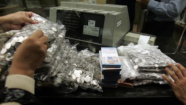 Caída de divisa venezolana causa venta masiva de bolívares