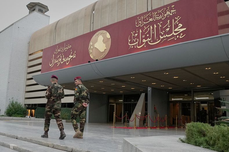 Guardias se preparan para la llegada de los miembros del Parlamento al salón del edificio del Parlamento para elegir al presidente de la República, en Bagdad, Irak, el sábado 11 de abril de 2026. (Foto AP/Hadi Mizban)