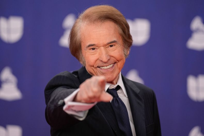 Raphael, Persona del Año 2025, llega a los Latin Grammy 2025 el jueves 13 de noviembre de 2025 en el MGM Grand de Las Vegas. (Foto AP/John Locher)