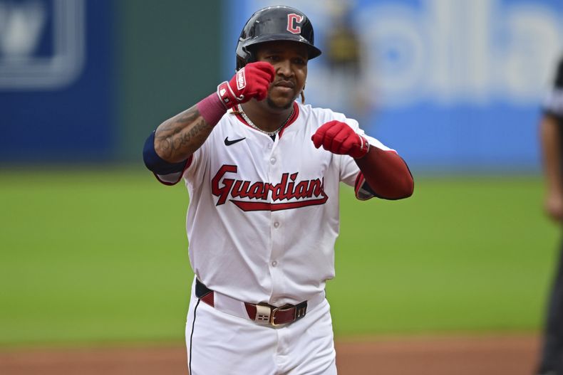 José Ramírez, de los Guardianes de Cleveland, corre las bases después de conectar un jonrón solitario ante el lanzador de los Cerveceros de Milwaukee, Quinn Priester, durante la primera entrada de un juego de béisbol, el martes 13 de mayo de 2025, en Cleveland. (AP Foto/David Dermer)