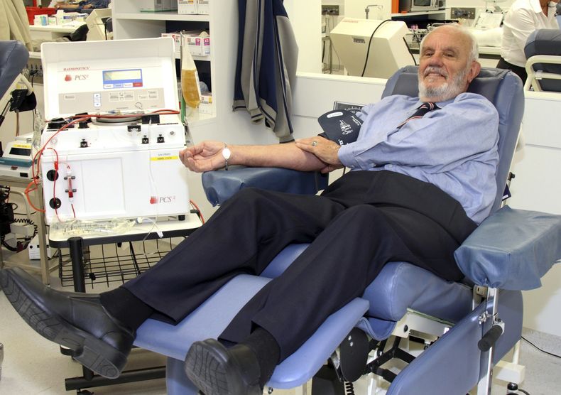En esta imagen de mayo de 2011 proporcionada por Cruz Roja Australiana, el donante James Harrison, al que se reconoce haber salvado a 2,4 millones de bebés con sus donaciones récord de plasma sanguíneo, dona sangre en un centro en Sydney, Australia. (Cruz Roja Australiana Lifeblood via AP)