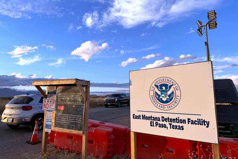 Un letrero marca la entrada hacia una serie de carpas en el centro de detención migratoria Camp East Montana, en una base del ejército, el 13 de febrero de 2026, a las afueras de El Paso, Texas. (AP Foto/Morgan Lee, Archivo)
