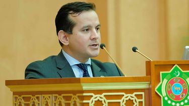 el gobernador del banco central de afganistan huye del pais en medio del colapso monetario