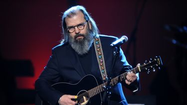 americateve | Steve Earle durante un concierto en el espect&aacute;culo de la 54&ordf; entrada de los premios Grammy en el Staples Center en Los Angeles en una fotograf&iacute;a de archivo del 12 de febrero de 2012. Earle se presentar&aacute; en la 33a edici&oacute;n d