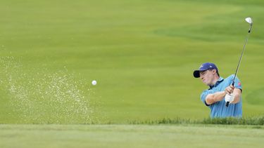 El británico Matt Fitzpatrick le pega a la bola desde la trampa en el octavo hoyo en la segunda ronda del Abierto de Canadá el viernes 9 de junio del 2023. (Nathan Denette/The Canadian Press via AP)